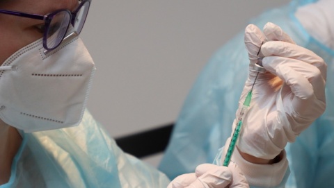 Covid-19. Sąd nie może znaleźć biegłego do wydania opinii ws. powikłań po szczepieniu