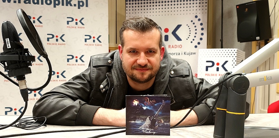 Mariusz Lemański w studiu Polskiego Radia PiK. Fot. Kamil Bzdzian