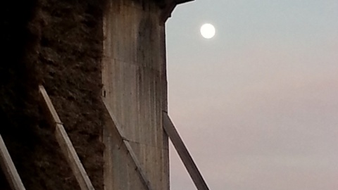 28 kwietnia 2018 - Księżyc nad tężniami w Ciechocinku. Fot. Adam Droździk