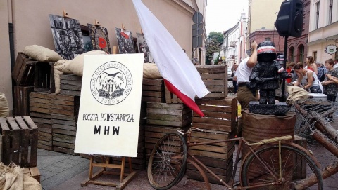 Powstańcza barykada w Toruniu w ramach obchodów rocznicy Powstania Warszawskiego