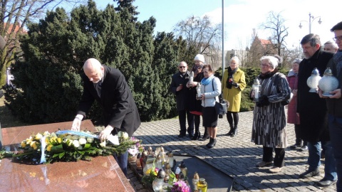 Kwiaty pod pomnikiem św. Jana Pawła II w 13. rocznicę Jego śmierci