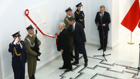 W Sejmie odsłonięto tablicę upamiętniającą prezydenta Lecha Kaczyńskiego
