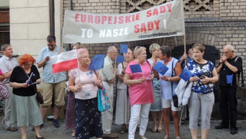 Manifestacja opozycji przed Sądem Okręgowym w Toruniu