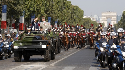 Na Polach Elizejskich w Paryżu wielka defilada wojskowa w Dzień Bastylii