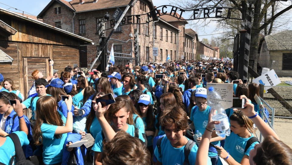 W Marszu przywódcom Polski i Izraela oraz młodzieży towarzyszą ocaleni z Holokaustu/fot. Jacek Bednarczyk, PAP