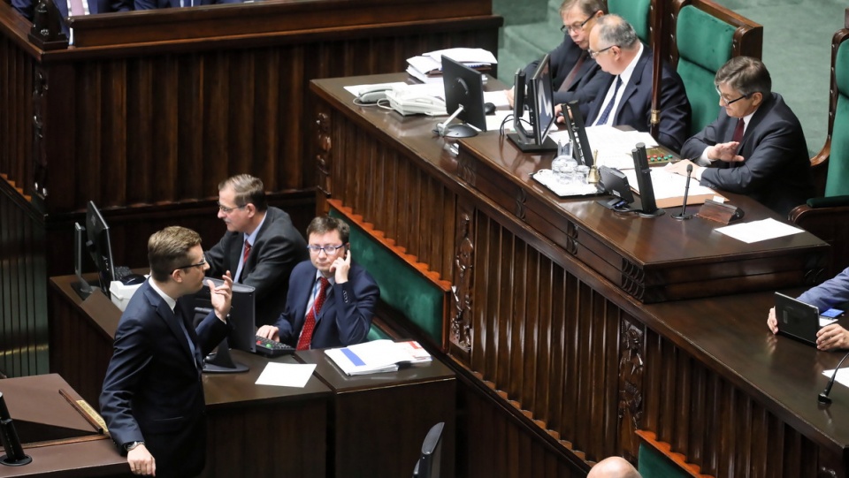 Poseł Robert Winnicki blokuje mównicę sejmową, podczas głosowania nad zmianami w ustawie o IPN/fot. Paweł Supernak, PAP