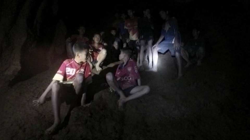 Grupę odnaleźli w poniedziałek wieczorem w głębi jaskini brytyjscy nurkowie/fot. PAP/EPA/ROYAL THAI ARMY HANDOUT