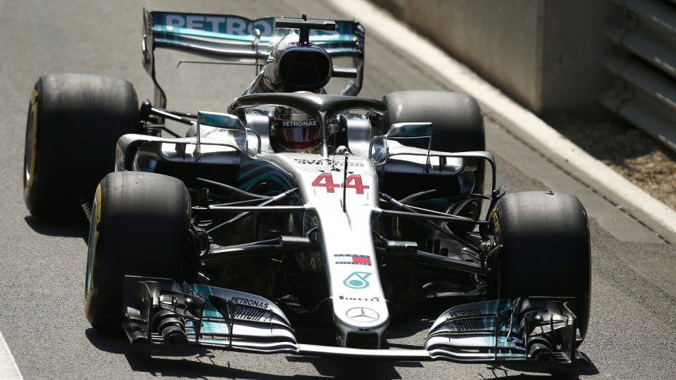 Na zdjęciu bolid Lewisa Hamiltona podczas kwalifikacji do Grand Prix Formuły 1 w Wielkiej Brytanii. Fot. PAP/EPA/ANDREW YATES