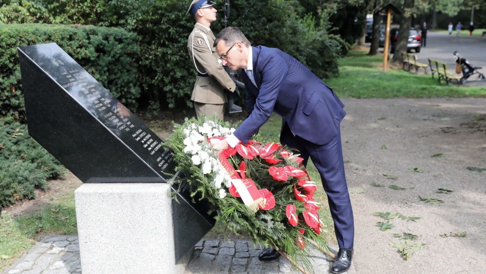 Mateusz Morawiecki składa wieniec pod płytą pamięci Polaków poległych 11 września 2001 r. w Nowym Jorku, w 17. rocznicę ataków terrorystycznych na World Trade Center. Fot. PAP/Tomasz Gzell