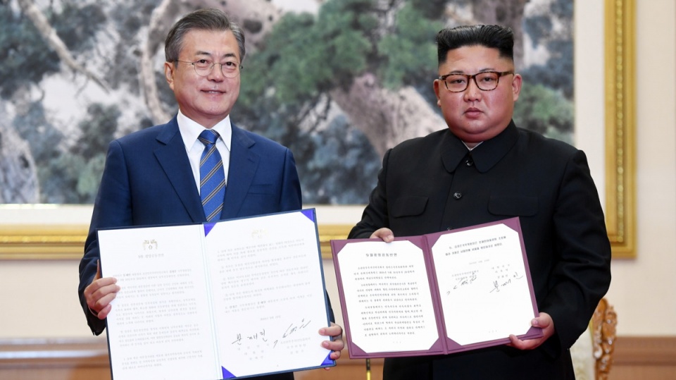 Prezydent Korei Południowej, Moon Jae-in z przywódcą Korei Północnej Kim Jong-unem po ceremonii podpisania porozumienia w Pyongyangu. Fot. PAP/EPA/PYONGYANG PRESS CORPS/POOL