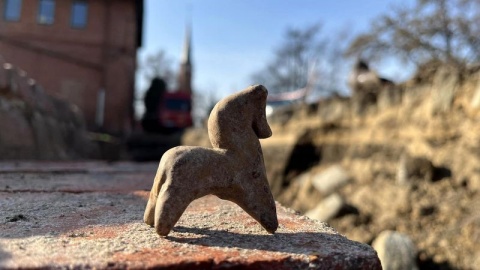 Zabawkowy konik leżał w ziemi nawet 800 lat. Odkrycie na budowie strażnicy w Toruniu