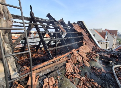 Płonął dach bloku w Inowrocławiu. Trzeba było ewakuować mieszkańców [zdjęcia]