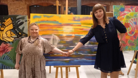 Artyści niepełnosprawni i pełnosprawni tworzyli wspólne obrazy w Bydgoszczy [wideo, zdjęcia]