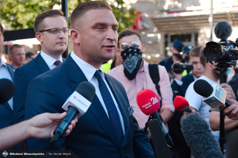 Prezydent Duda częściowo ułaskawił Roberta Bąkiewicza. Nawiązka dla „Babci Kasi” utrzymana