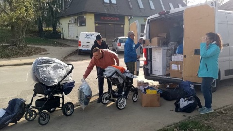 Pierwsze rodziny poszkodowane w powodzi zgłaszają się po dary. Fot. Michał Zaręba/arch. PR PiK