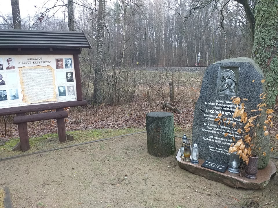 Leśnikom zamordowanym w zbrodni katyńskiej poświęcono obelisk w Wierzchlesie i tablicę w siedzibie Regionalnej Dyrekcji Lasów Państwowych w Toruniu. Fot. Adriana Andrzejewska-Kuras