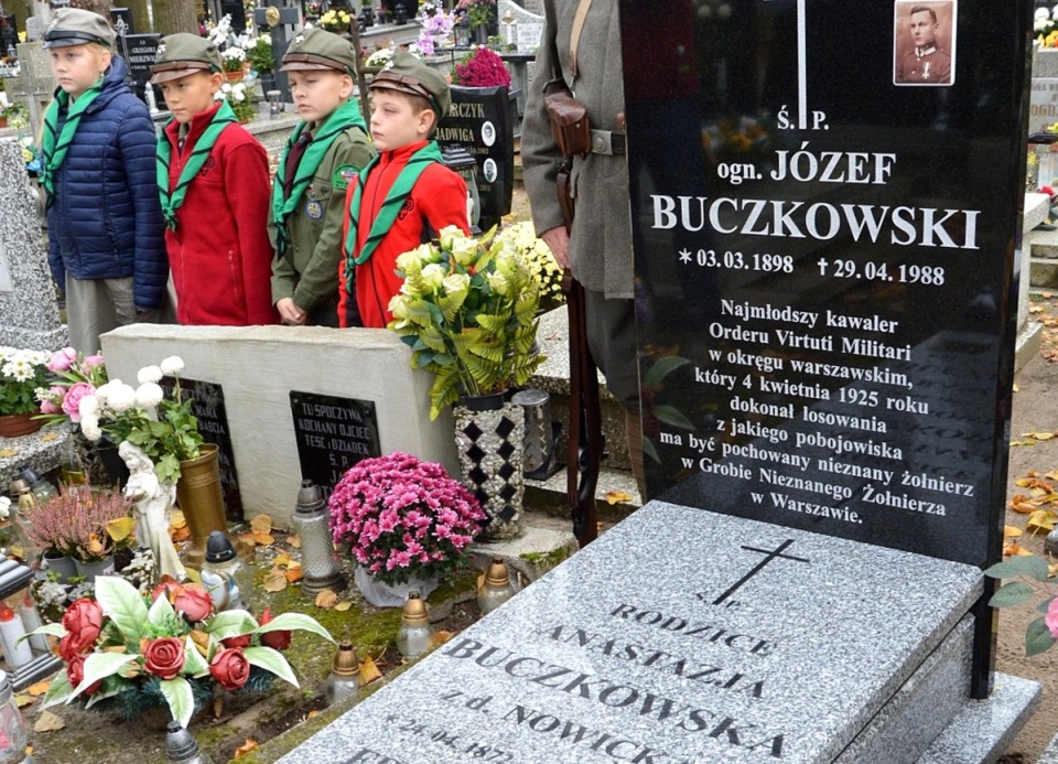 8 listopada br. w Gniewkowie uroczyście odsłonięto nagrobek ogniomistrza Józefa Buczkowskiego. Fot. Katarzyna Podczaska/facebook.com/GniewkowoGOK