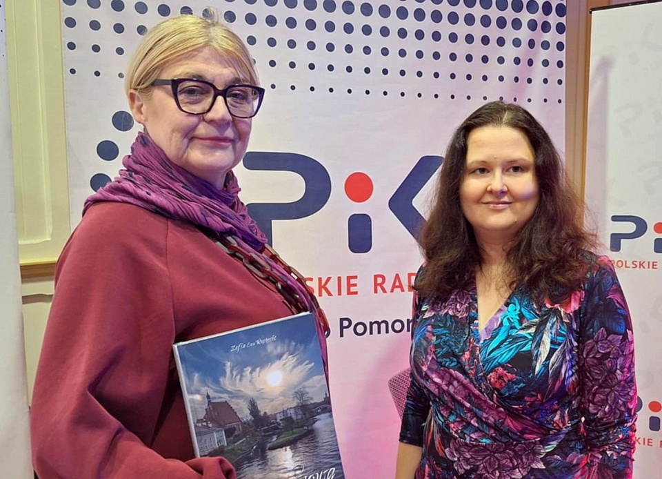 Zofia Ewa Ruprecht oraz Anna Perlik-Piątkowska prezentują swój album pt. „Nastrojowa Bydgoszcz”. Fot. Bogumiła Wresiło/PR PiK