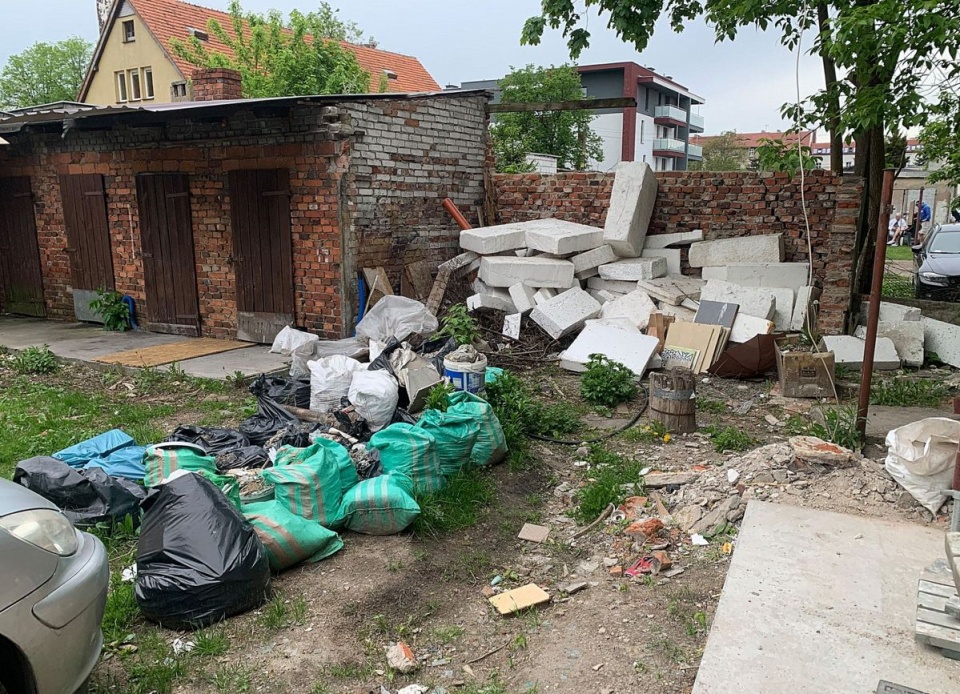 Mieszkańcy kamienicy płacą za wywóz odpadów, a ich podwórko tonie w śmieciach. Fot. Michał Słobodzian