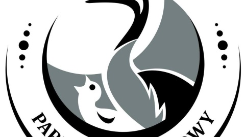 Żuraw i pisklę w logotypie Krajeńskiego Parku Krajobrazowego/facebook.com/KrajenskiParkKrajobrazowy