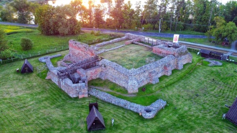 Ruiny zamku Diabła Weneckkiego w Wenecji niedaleko Żnina. Fot. FlyDrone/Urząd Miejski w Żninie