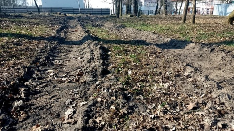 Głębokie koleiny na środku ewangelickiego cmentarza w podtoruńskim Grębocinie. Fot. Michał Zaręba/PR PiK