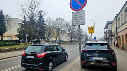 Czy można parkować w miejscach do tego nie przeznaczonych, a przy okazji ograniczać przestrzeń chodnika? Fot. Adriana Andrzejewska-Kuras/PR PiK