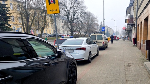 Czy można parkować w miejscach do tego nie przeznaczonych, a przy okazji ograniczać przestrzeń chodnika? Fot. Adriana Andrzejewska-Kuras/PR PiK