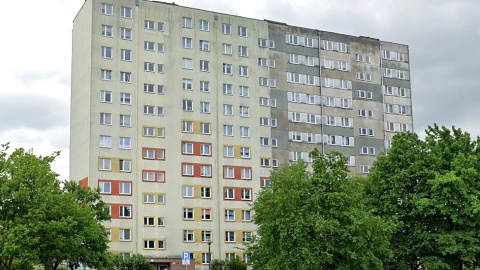 Kolejowa część wieżowca przy ul. Szosa Lubicka 152 w Toruniu od lat czeka na ocieplenie elewacji. Fot. zrzut ekranu/google.com/maps