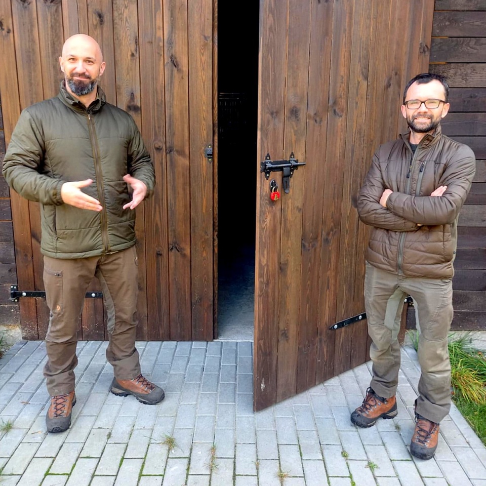 „Czasem zdarza się cud”. Na zdjęciu: Michał Wojcieszkiewicz z Nadleśnictwa Zamrzenica (L) i opiekun ośrodka Hubert Zienowski z Leśnictwa Jeleniagóra (P). Fot. Michał Słobodzian/PR PiK