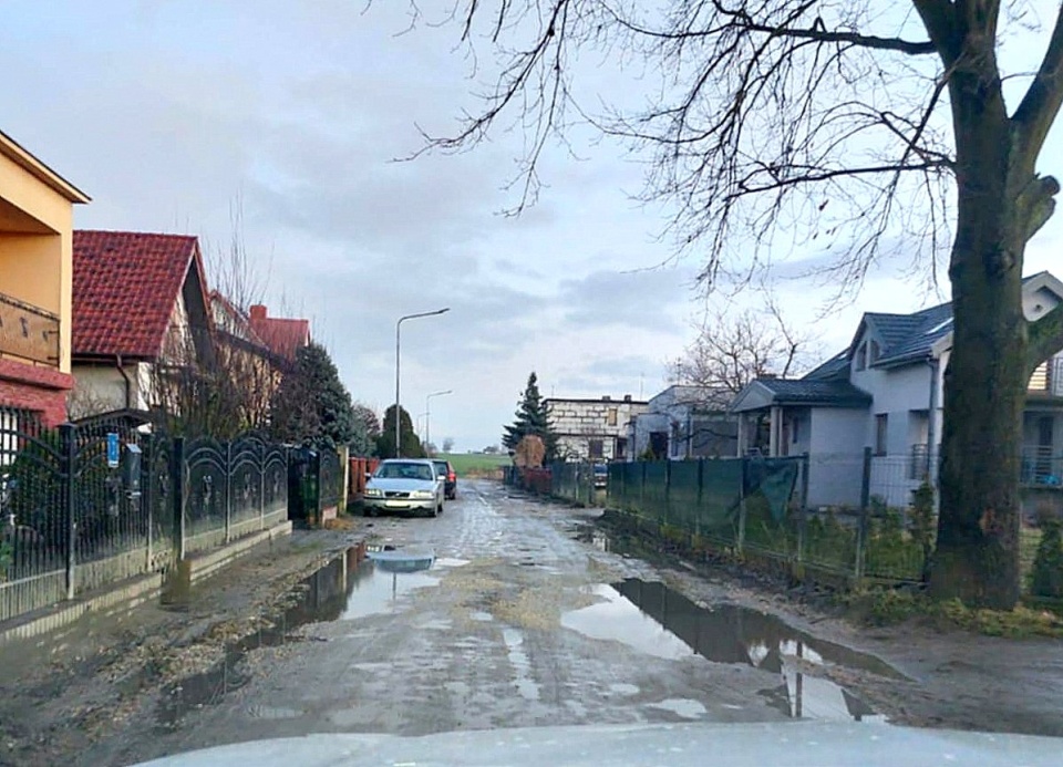 Od przeszło 30 lat mieszkańcy ul. Ogrodowej w Grębocinie nie mogą doczekać się twardej jezdni i chodników. Fot. nadesłane