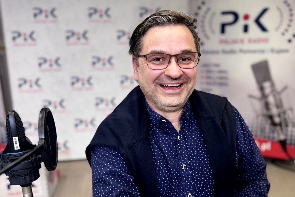 Sebastian Gonciarz w studiu Polskiego Radia PiK. Fot. Magda Jasińska/PR PiK