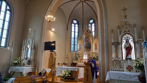 Pogrzeb ks. Macieja Chmielewskiego w kościele św. Jakuba Mniejszego Apostoła w Dąbrówce Nowej. (Fot. Ewa Dąbrowska)