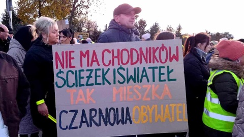 6 listopada br. mieszkańcy Czarnowa przez półtorej godziny blokowali w proteście drogę krajową nr 80. Fot. Michał Słobodzian