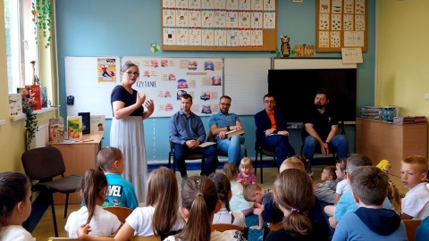 W szkole w Buszkowie ojcowie uczniów wzięli udział w akcji „#Tata też czyta”. Fot. Żaneta Walentyn