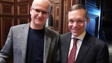 Piotr Majewski (L) i prof. Avi Loeb (P) w trakcie spotkania w ramach konferencji „Nowe Obroty” w Toruniu