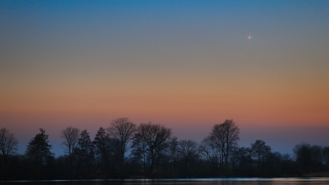 9 marca 2025 - Mercury-Venus, Jezioro Gopło trees 135-mm. Foto © Piotr Majewski