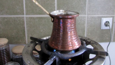 Gruzja: Batumi - parzenie gruzińskiej kawy. Fot. Radosław Kożuszek