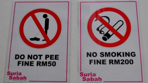 Wszechobecne na Borneo tablice zakazujące sikania w miejscach publicznych. Fot. Radosław Kożuszek