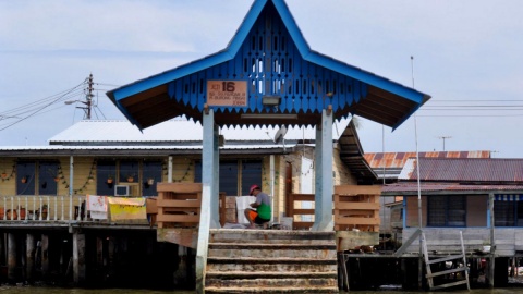 Kampung Ayer- wioska na wodzie w obrębie stolicy Brunei. Przystanek wodnych taksówek. Fot. Radosław Kożuszek