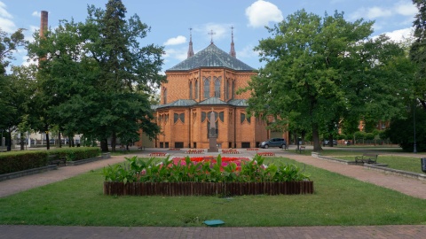 Ciechocinek, Obelisk 700-lecia przed kościołem Parafii Świętych Apostołów Piotra i Pawła (Fot: Janusz Wiertel)