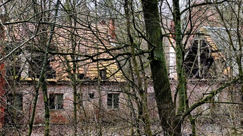 Zawalone dachy budynków gospodarczych w Samostrzelu. Żaneta Walentyn/PR PiK