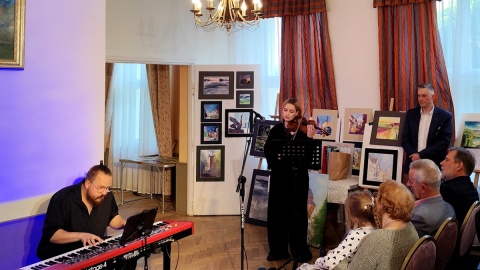 Koncert w dworze w Małej Komorzy, towarzyszący wystawie malarstwa. Fot. Żaneta Walenyn/PR PiK
