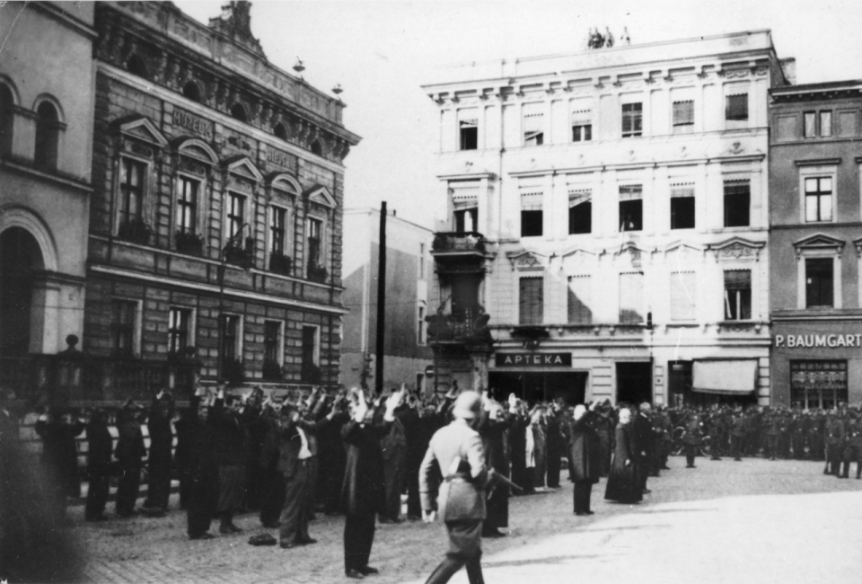 Polscy zakładnicy na Starym Rynku w Bydgoszczy w czasie publicznych egzekucji. Fot. Archiwum Główne Akt Dawnych/pl.wikipedia.org