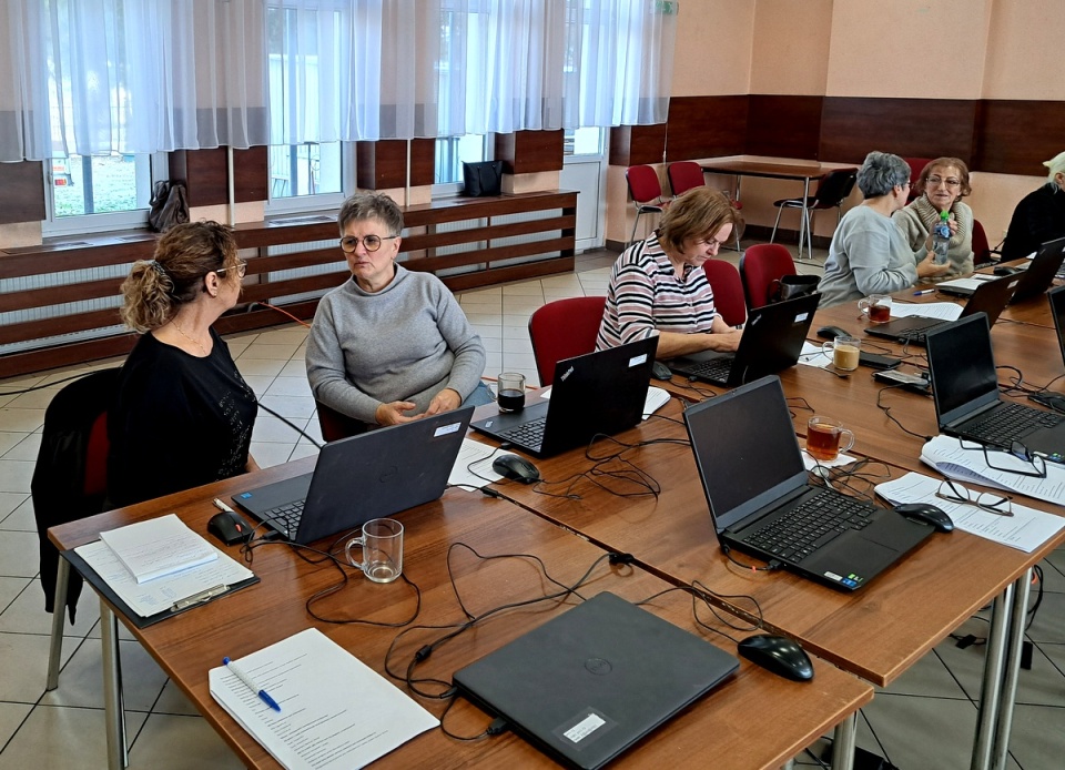 Ludzie w dojrzałym wieku zasiadają przed komputerami. Fot. Żaneta Walentyn/PR PiK