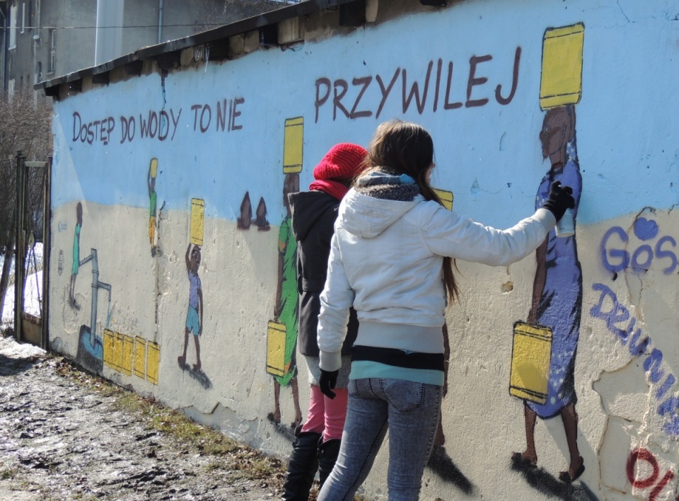 Mural przy ul.Grudziądzkiej w Toruniu przedstawia codzienną sytuację z Sudanu Południowego. Fot. Monika Kaczyńska