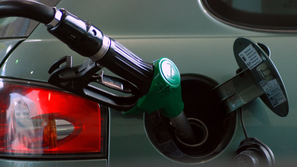 W przypadku benzyny może to być spadek o 3 gr na litrze, oleju napędowego o 4 gr na litrze. Fot. sxc.hu