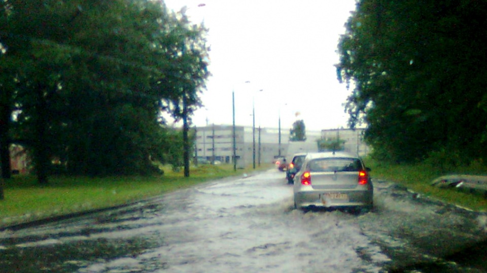Na Szosie Bydgoskiej w Toruniu woda zalała dwie jezdnie trasy nr 80. Fot. Bartłomiej Krystek
