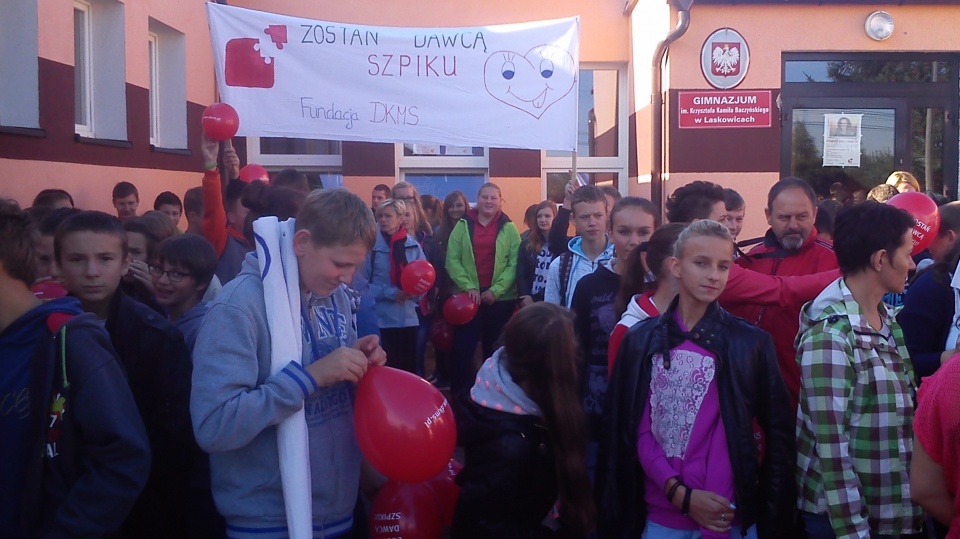 Biało-czerwony marsz ulicami i happening edukacyjny zorganizowała w środę młodzież z gimnazjum i szkoły podstawowej w Laskowicach Pomorskich. Fot. Marcin Doliński