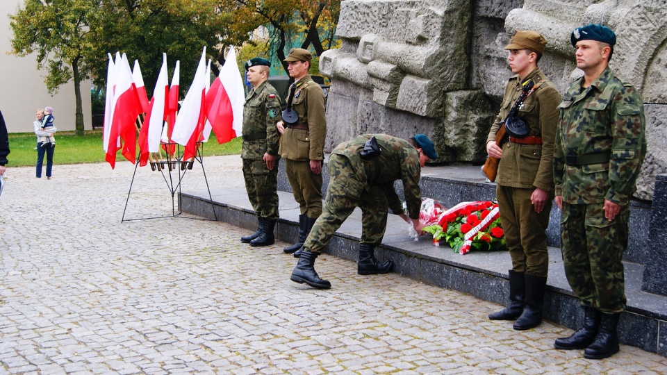 W Toruniu pamięć żołnierzy walczących pod Lenino uczczono mszą świętą i uroczystością przy pomniku artylerii polskiej. Fot. Adriana Andrzejewska.